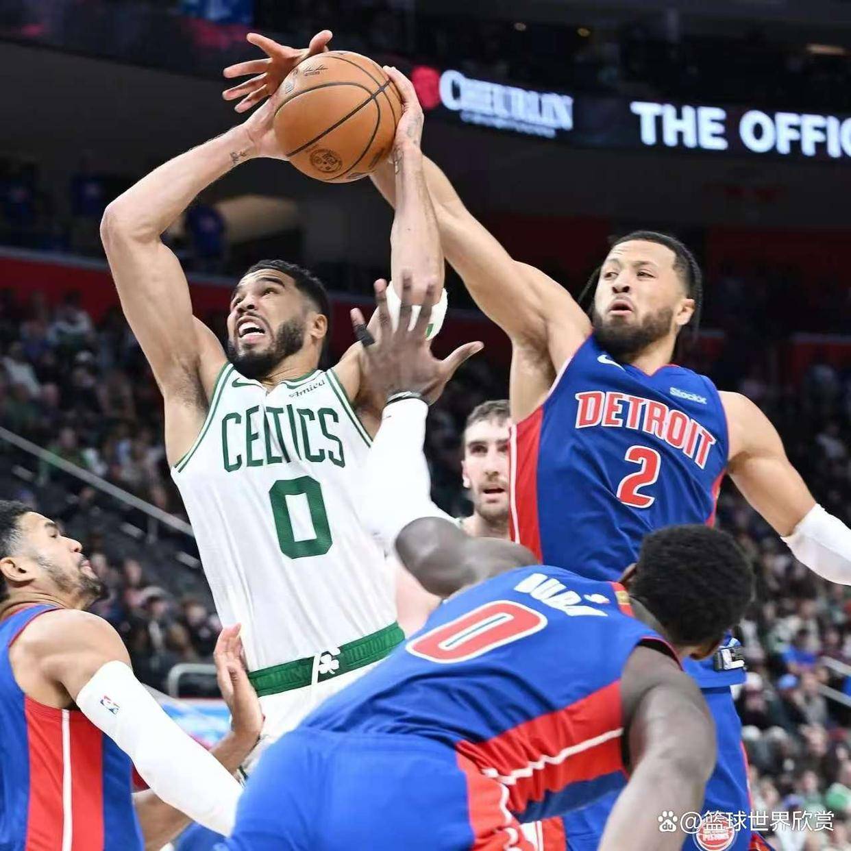 开云综合app登录入口-塔图姆压哨绝杀哈登，全场沸腾！经典一战再现传奇